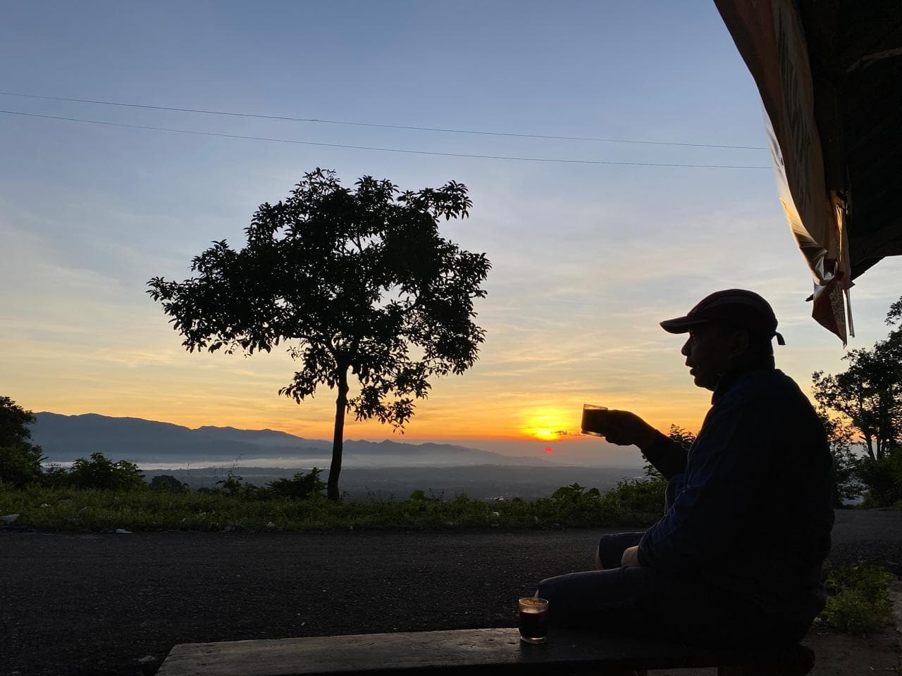Menikmati secangkir teh saat matahari terbit di Gunung Dempo